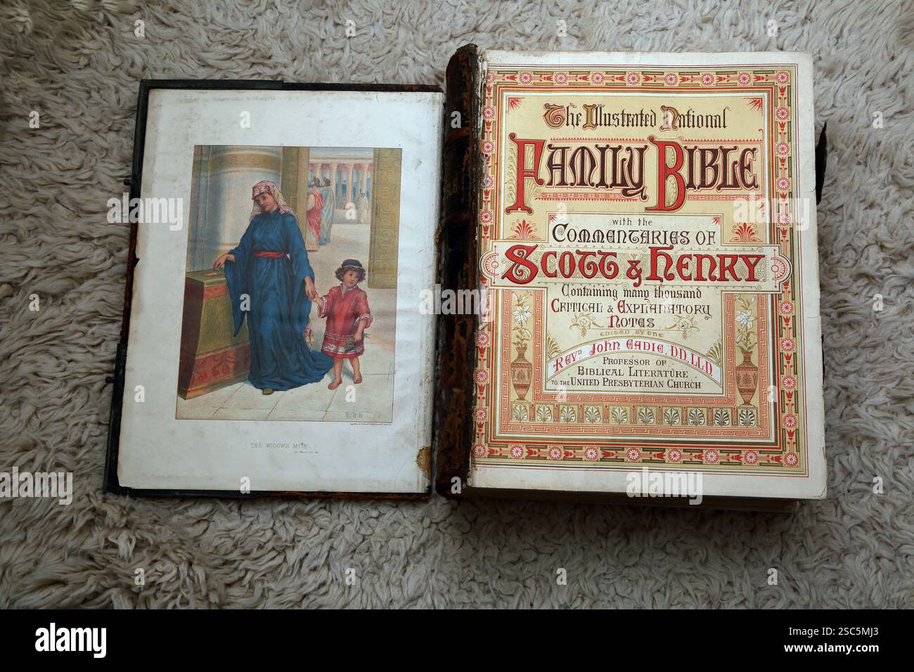 Illustrazione di "The Widow's Mite" Widow che offre due monete (Marco) e frontespizio dell'Antico XIX secolo The Illustrated National Family Bible with Foto Stock