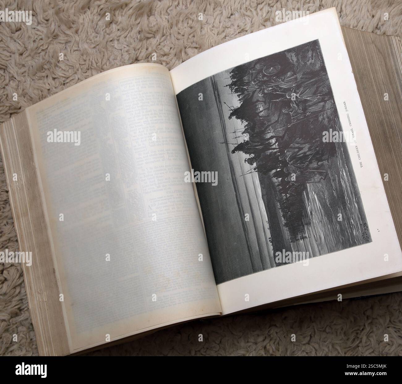 Incisione in legno dei figli di Israele che attraversano il fiume Giordano (Giosuè 3:17) di Gustave Dore in Antique 19th Century The Illustrated National fa Foto Stock