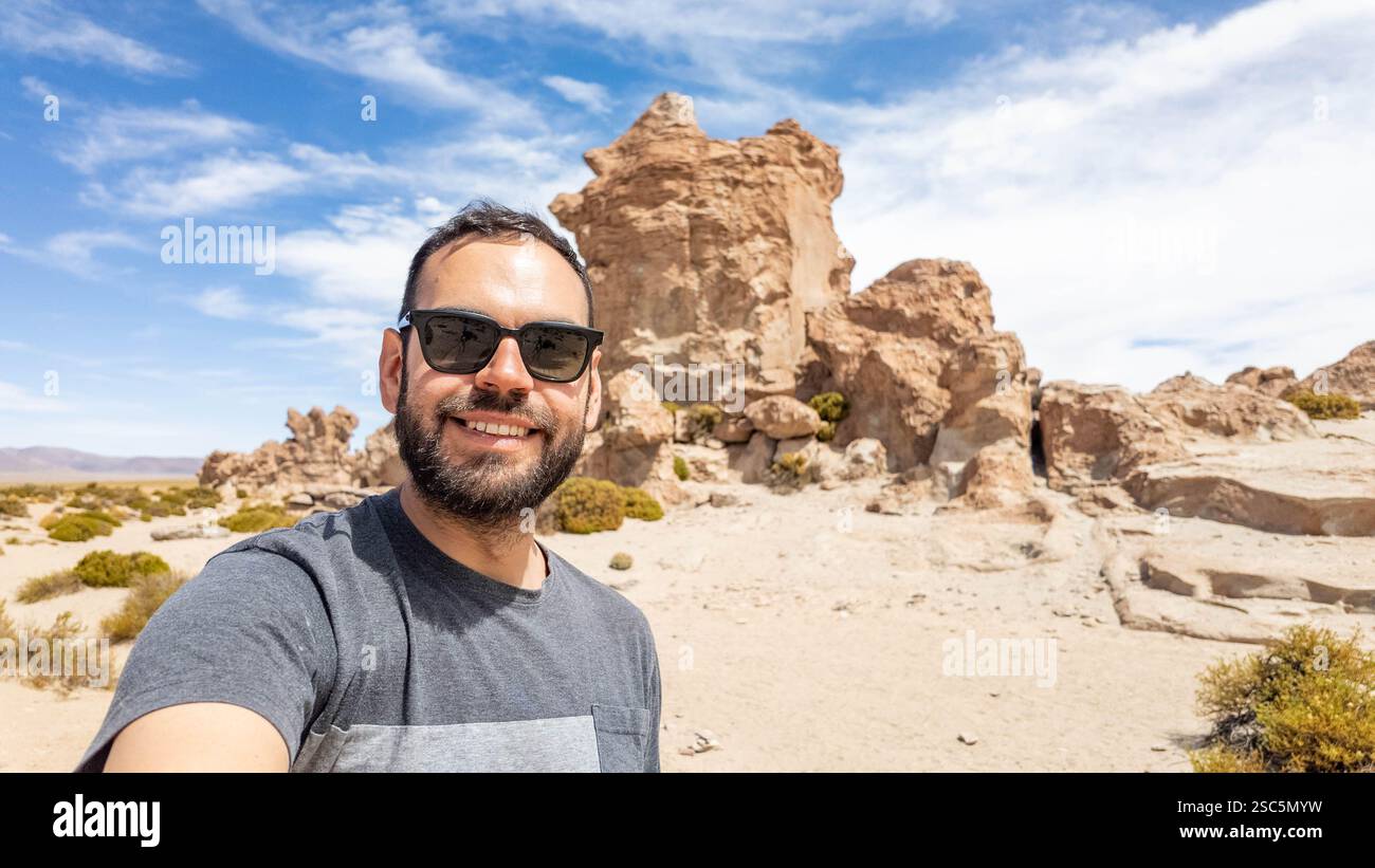 Turista che fa un selfie nella valle delle rocce di St Christopher Uyuni Salt Flat Bolivia Foto Stock