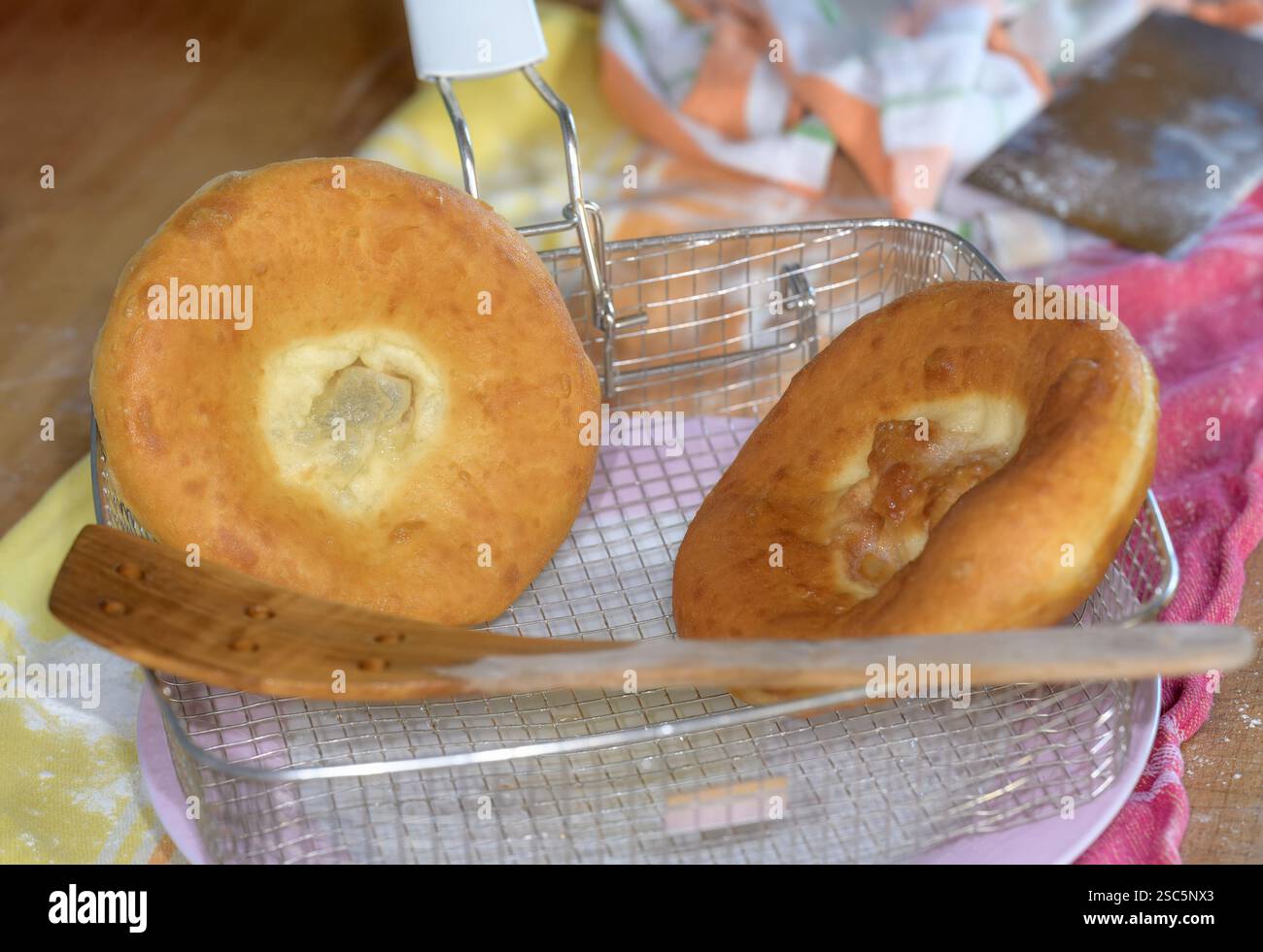 Biscotti di strutto da forno, una specialità bavarese chiamata Ausgezogene Foto Stock