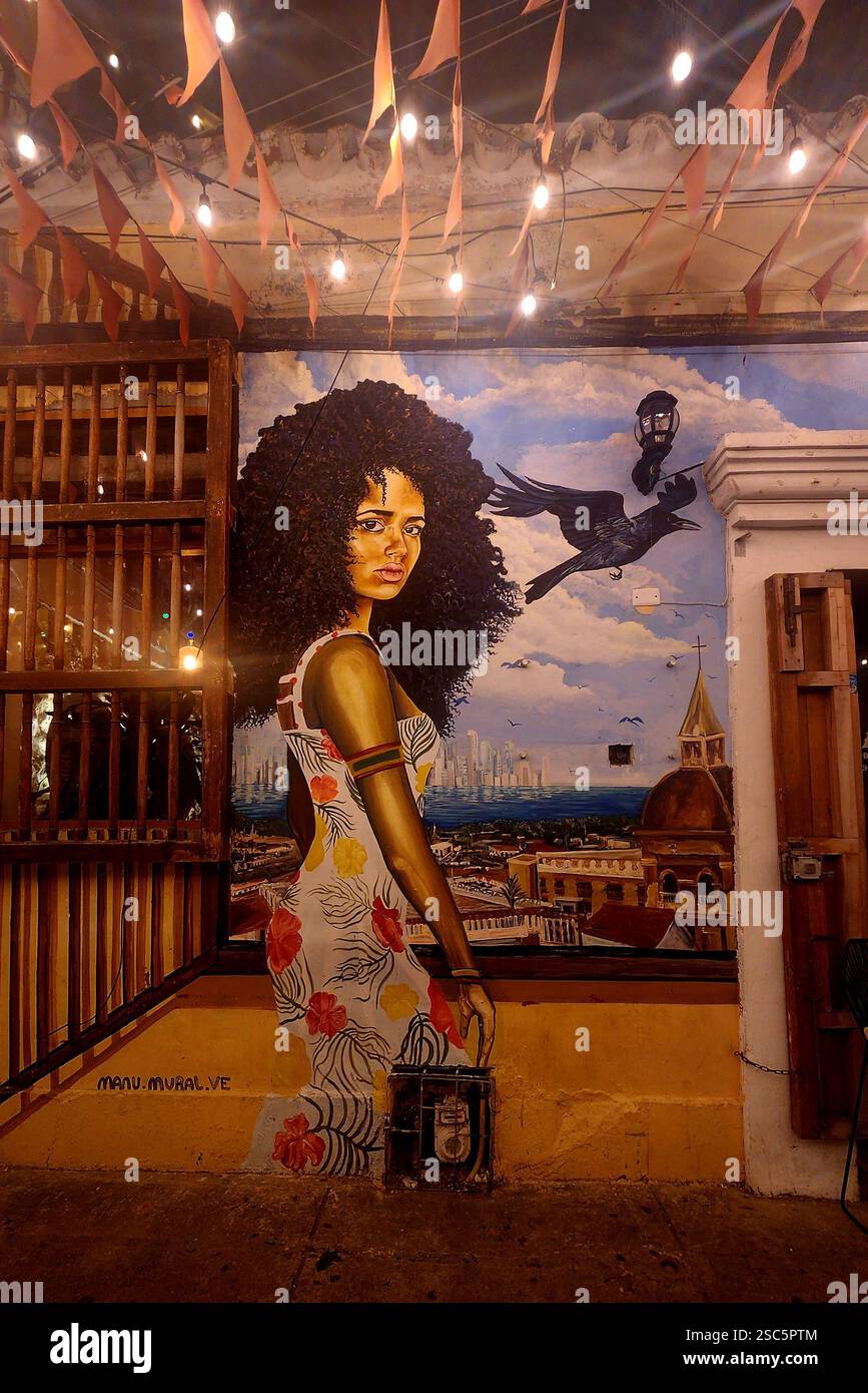 Barrio Getsemani Cartagena Colombia di notte - murale Street Art - Afro Woman 2 / murale d'arte callejero: mujer con cabello afro Foto Stock
