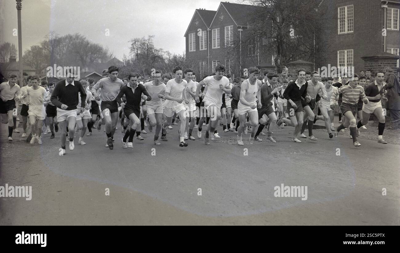 Anni '1950, un inizio di massa di scolari, anziani e giovani e maestri universitari, mentre partirono per una gara di cross-country, Oxford, Inghilterra, Regno Unito. Foto Stock