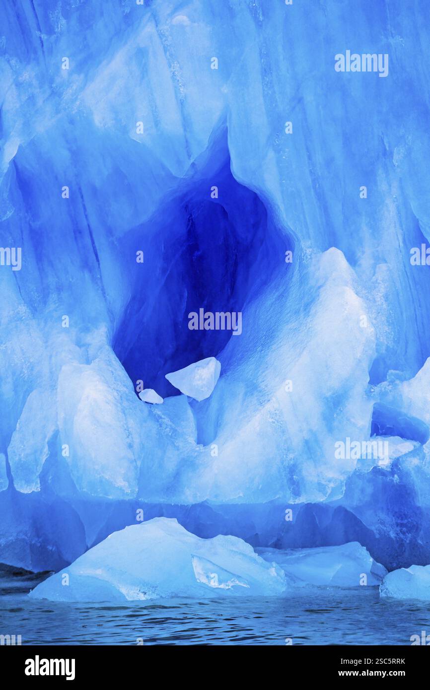 Grotta in un ghiacciaio vicino al mare con ghiaccio turchese, Svalbard, Norvegia, Europa Foto Stock