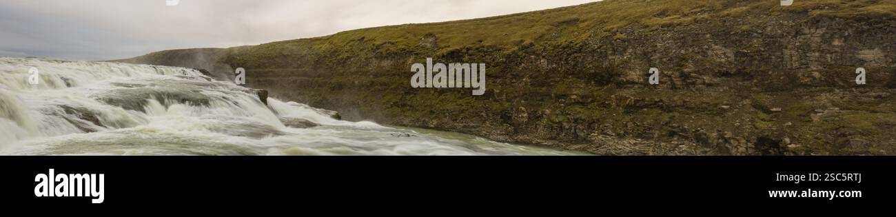 Cascata Gullfoss. Una cascata situata nel canyon del fiume Hvita nel sud-ovest dell'Islanda Foto Stock