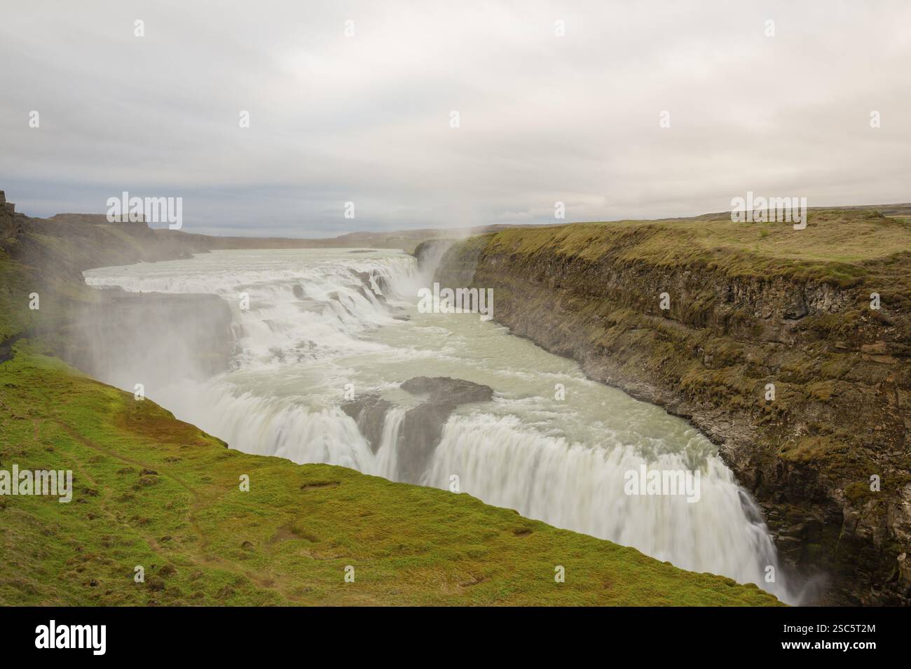 Cascata Gullfoss. Una cascata situata nel canyon del fiume Hvita nel sud-ovest dell'Islanda Foto Stock