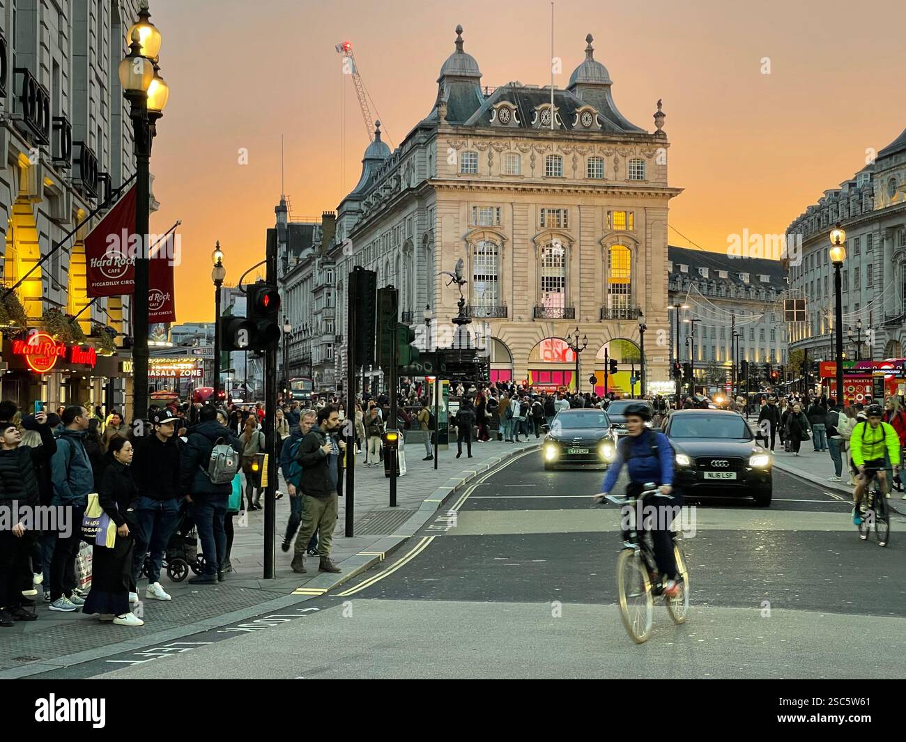 Piccadilly Circus al tramonto, Londra Foto Stock