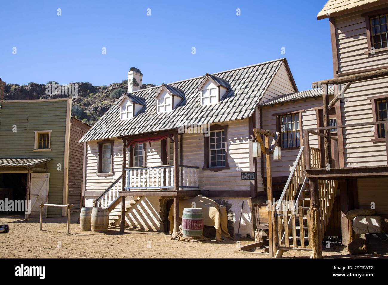 Edificio nel Sioux City Park, San Agustin, Gran Canaria. Ambiente a tema in stile architettonico occidentale o vecchio occidentale. Dettagli rustici e blu chiaro Foto Stock