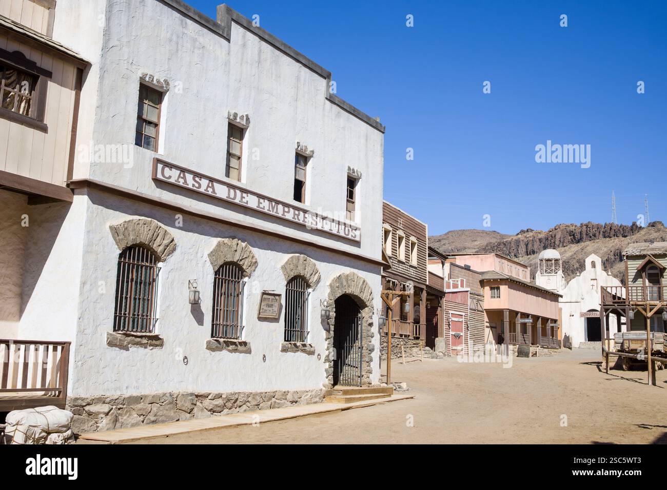 Edificio nel Sioux City Park, San Agustin, Gran Canaria. Ambiente a tema in stile architettonico occidentale o vecchio occidentale. Dettagli rustici e blu chiaro Foto Stock