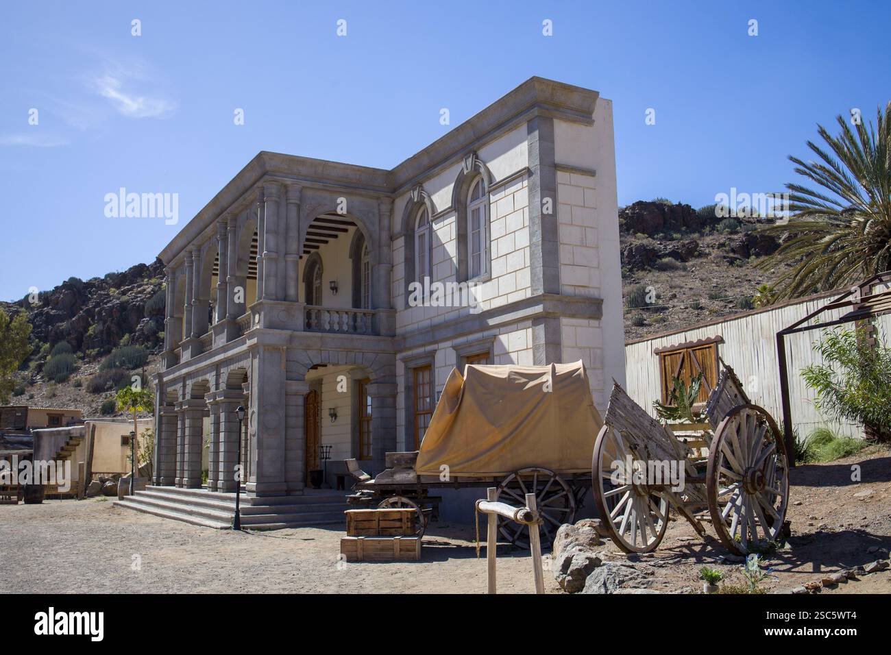 Edificio nel Sioux City Park, San Agustin, Gran Canaria. Ambiente a tema in stile architettonico occidentale o vecchio occidentale. Dettagli rustici e blu chiaro Foto Stock