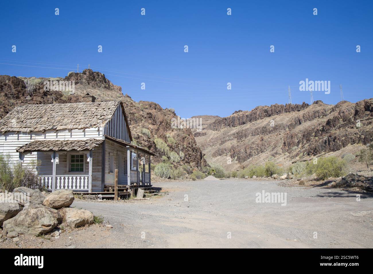 Edificio nel Sioux City Park, San Agustin, Gran Canaria. Ambiente a tema in stile architettonico occidentale o vecchio occidentale. Dettagli rustici e blu chiaro Foto Stock