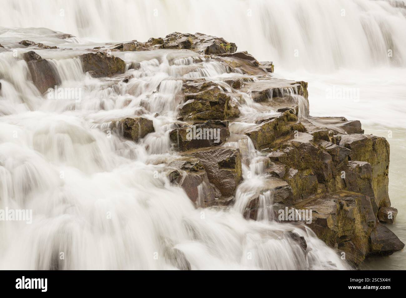 Cascata Gullfoss. Una cascata situata nel canyon del fiume Hvita nel sud-ovest dell'Islanda Foto Stock