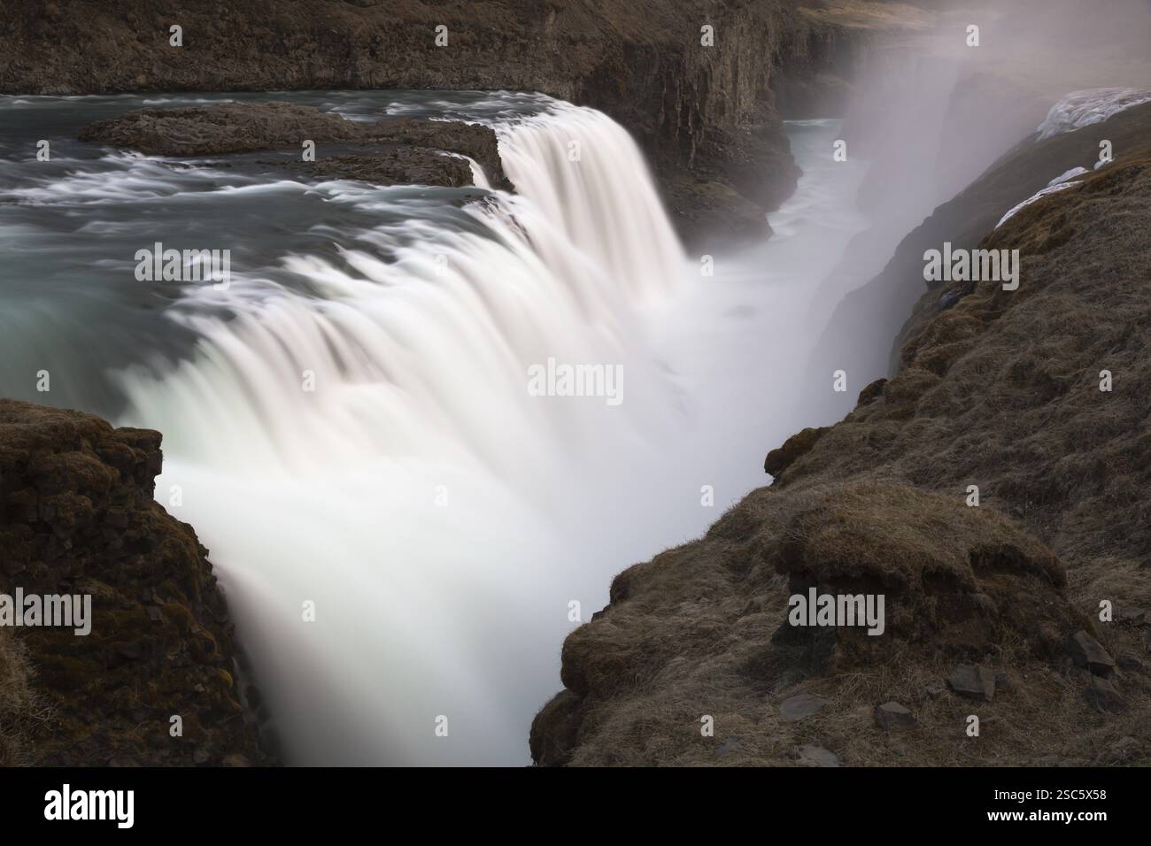 Gullfoss (Golden Falls è una cascata situata nel canyon del fiume Hvita nel sud-ovest dell'Islanda Foto Stock