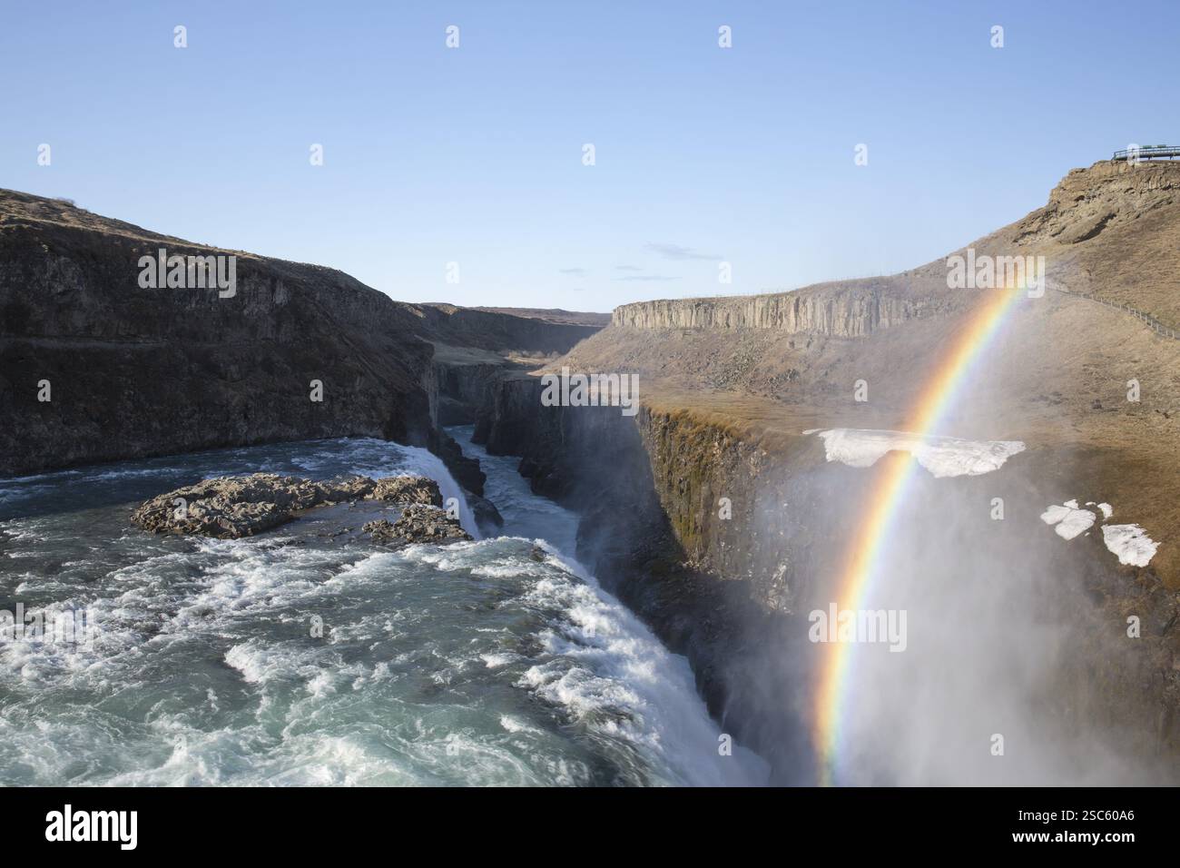 Gullfoss (Golden Falls è una cascata situata nel canyon del fiume Hvita nel sud-ovest dell'Islanda. Arcobaleno sopra la cascata Foto Stock