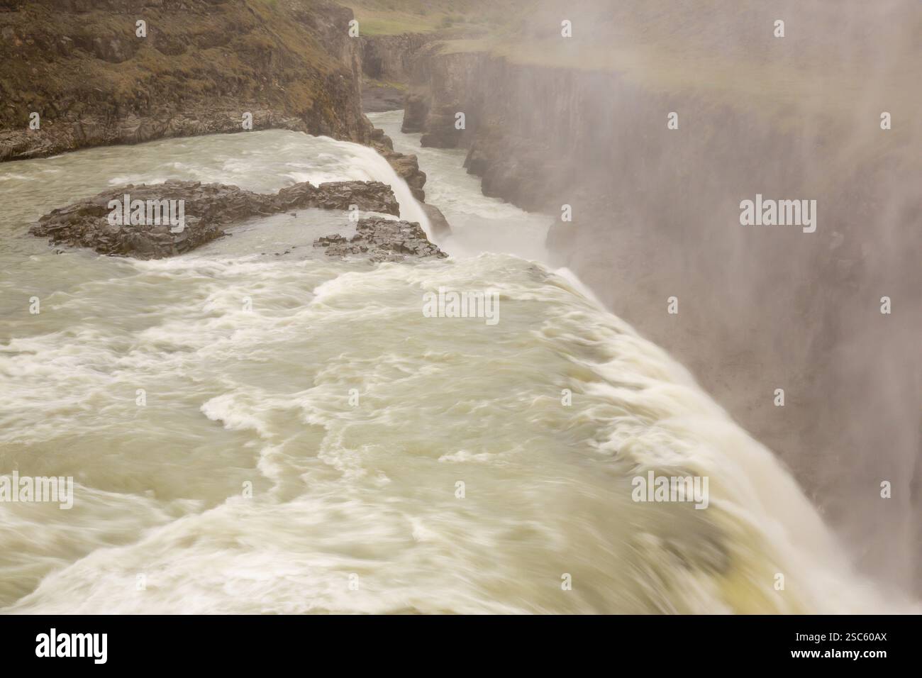 Cascata Gullfoss. Una cascata situata nel canyon del fiume Hvita nel sud-ovest dell'Islanda Foto Stock