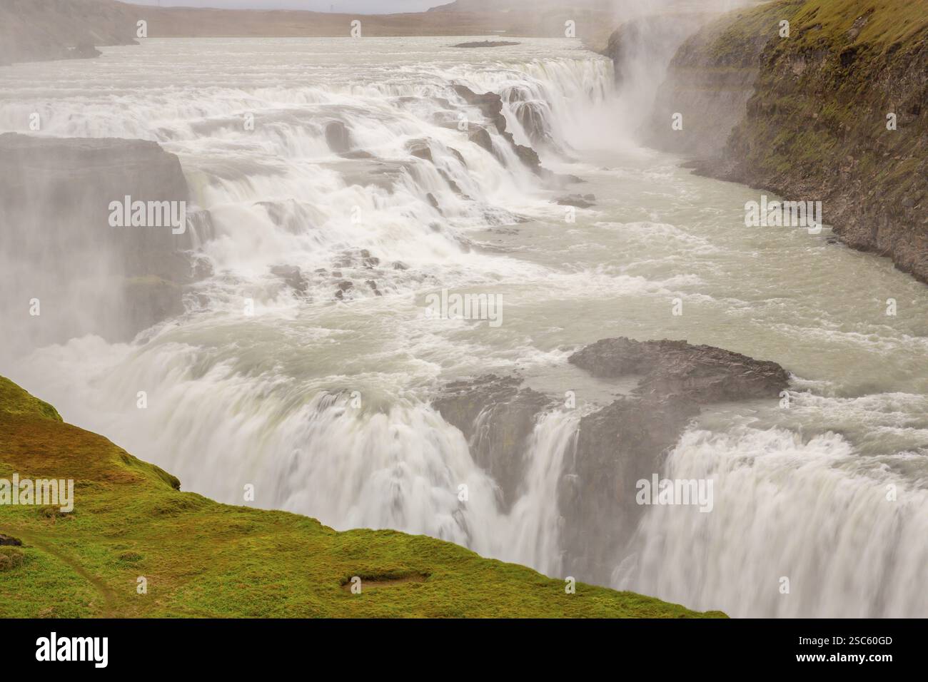 Cascata Gullfoss. Una cascata situata nel canyon del fiume Hvita nel sud-ovest dell'Islanda Foto Stock