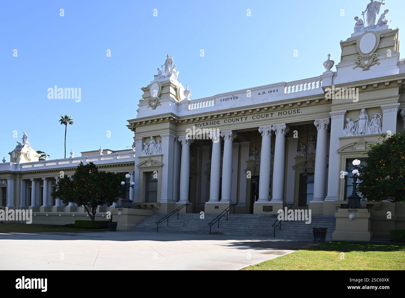 RIVERSIDE, CALIFORNIA - 2 febbraio 2025: Il tribunale della contea di Riverside costruito nel 1903. Foto Stock
