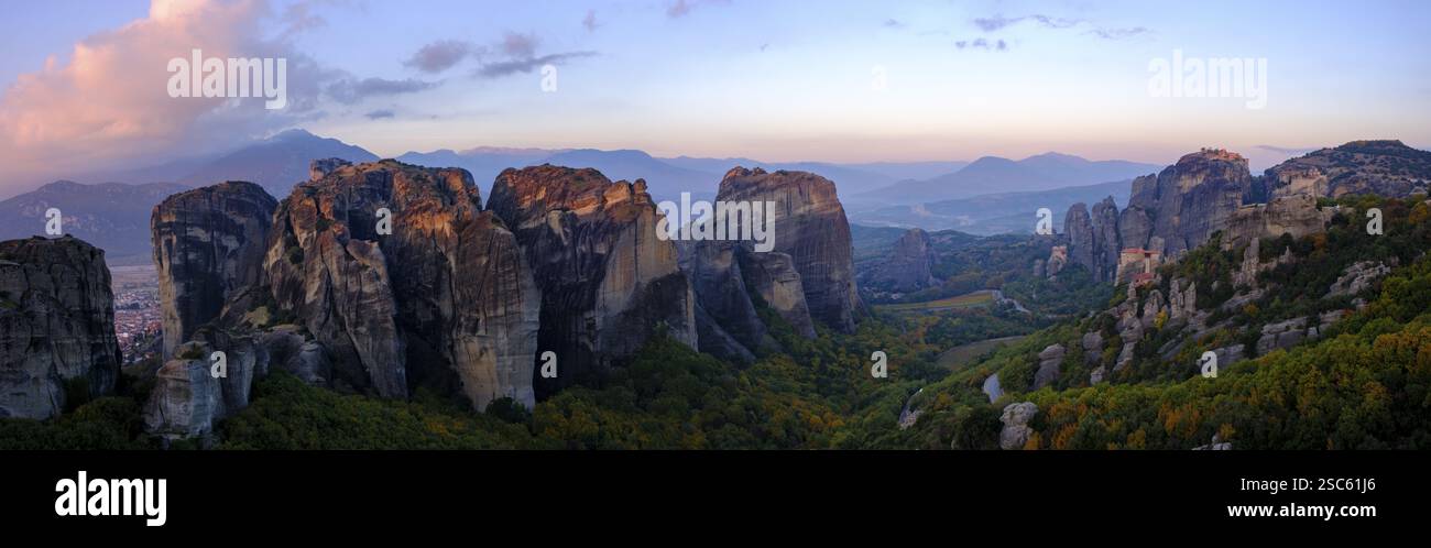 Ampia vista delle formazioni rocciose con un monastero al tramonto sotto un cielo nuvoloso, la valle di Meteora con monasteri, Trikala, Tessaglia, Grecia, Europa Foto Stock