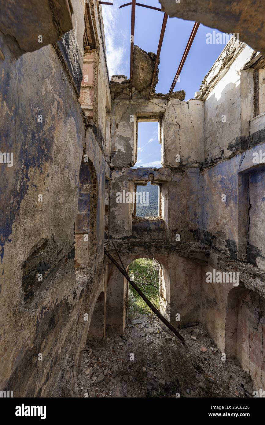Luogo perduto, case abbandonate e rovine nel villaggio fantasma, Gairo Vecchio, Gairo, Ogliastra, Sardegna, Italia, Europa Foto Stock
