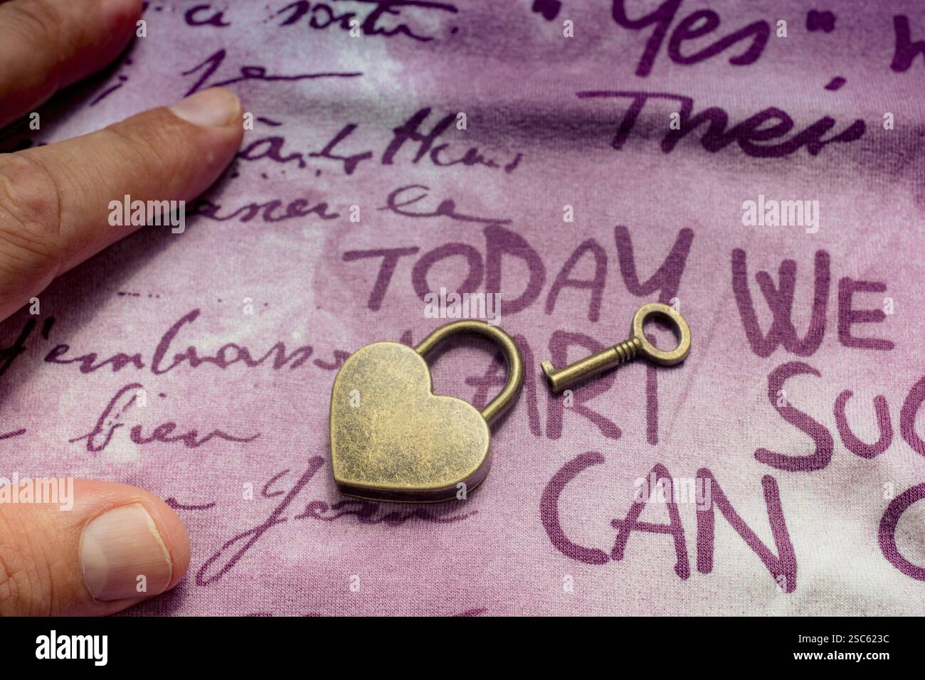 Cuore a forma di lucchetto e chiave su un sfondo astratto Foto Stock