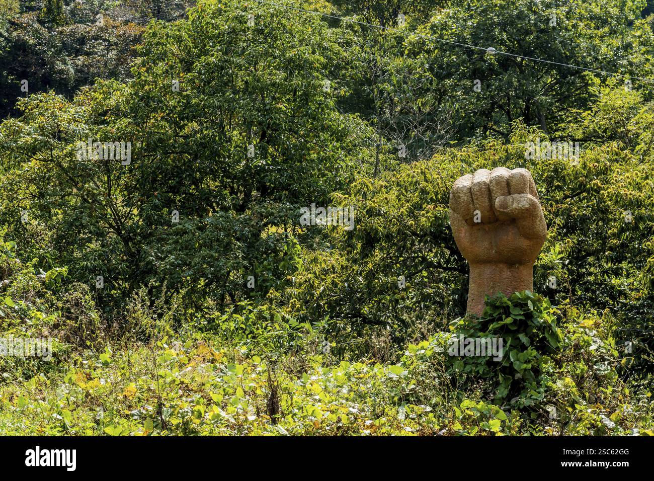 Cheongyang-gun, Corea del Sud, 2 ottobre 2020: Solo per uso editoriale. Statua del pugno rialzato e armato nel deserto, in Asia Foto Stock