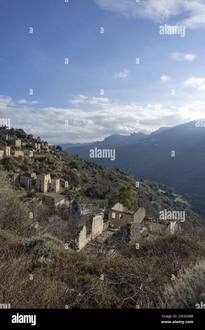 Luogo perduto, case abbandonate e rovine nel villaggio fantasma, Gairo Vecchio, Gairo, Ogliastra, Sardegna, Italia, Europa Foto Stock