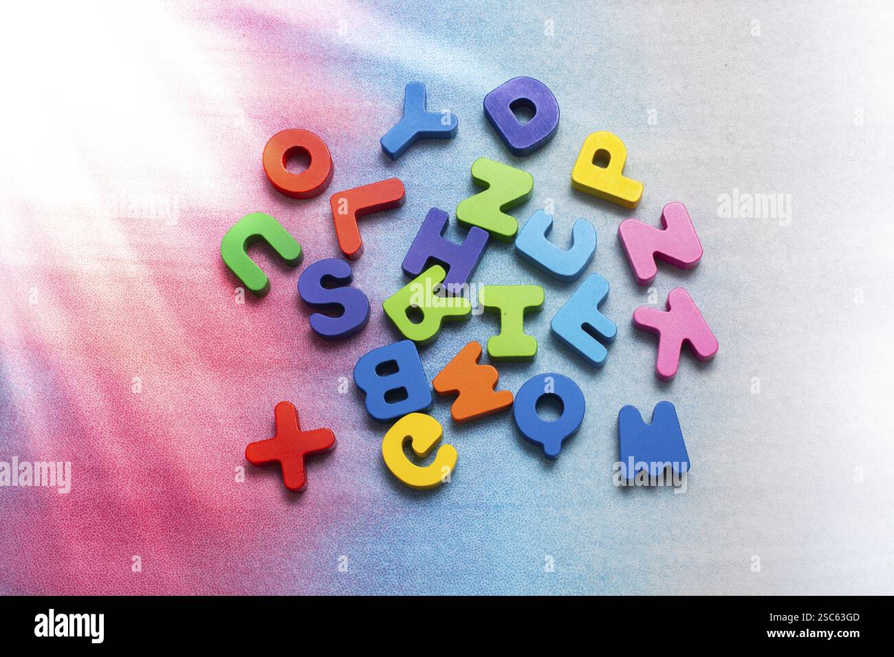 In legno colorato lettere sparse su sfondo bianco Foto Stock