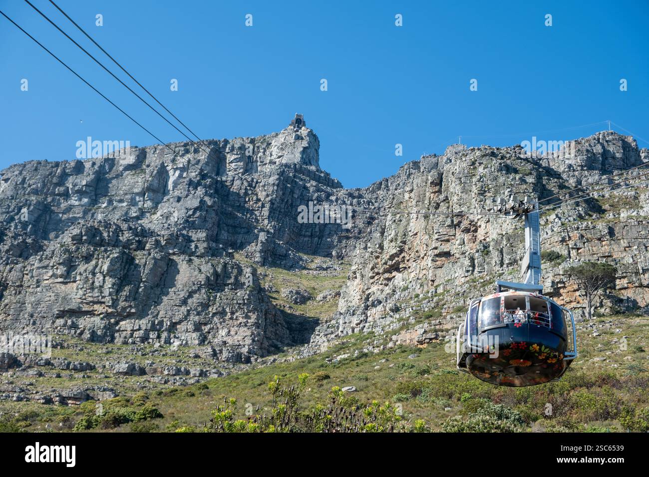 Città del Capo, Sudafrica. Funivia che sale alla stazione della funivia di Table Mountain, giorno di sole, cielo azzurro Foto Stock