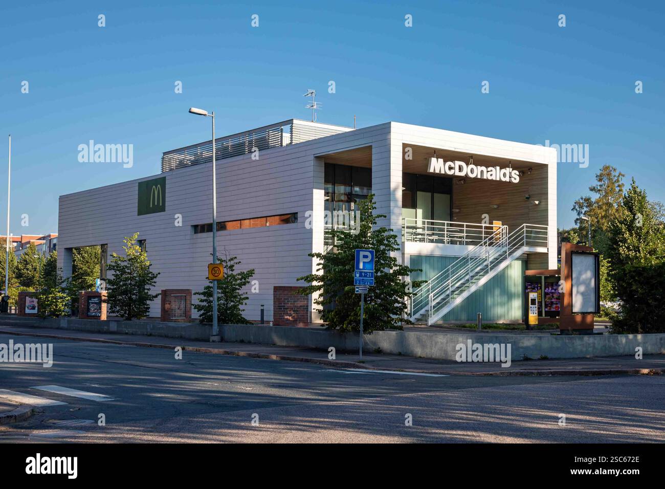 Ristorante di hamburger McDonald's al Teollisuuskatu 6 nel quartiere Vallila di Helsinki, Finlandia Foto Stock