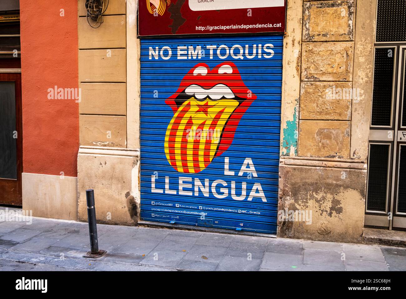 Un murale in catalano recita "No em toquis la llenga" (non toccare la mia lingua) su un muro di Barcellona, Spagna Foto Stock