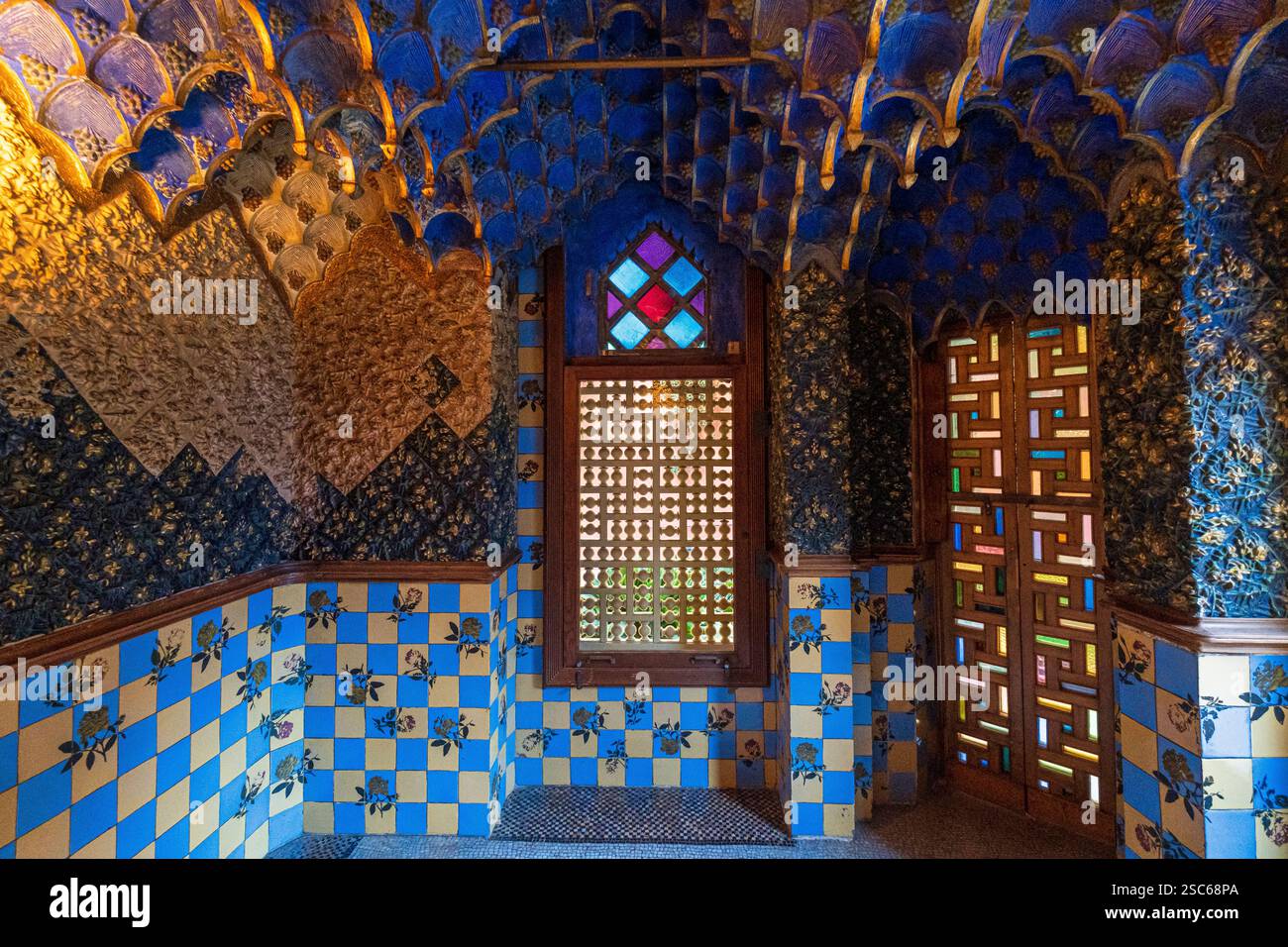 Interno della Casa Vicens Gaudí a Barcellona, Spagna Foto Stock