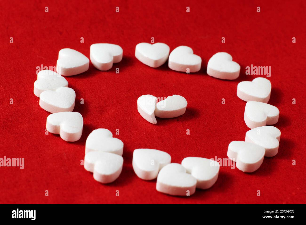 Medicina bianca sfuso su sfondo rosso. Foto Stock