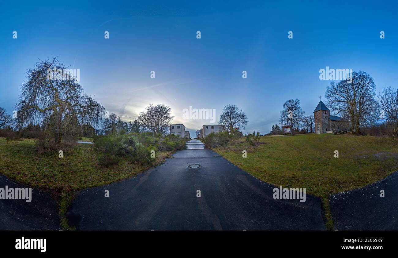 Villaggio abbandonato di Wollseifen al crepuscolo con un cielo spettacolare e rovine storiche in inverno Foto Stock
