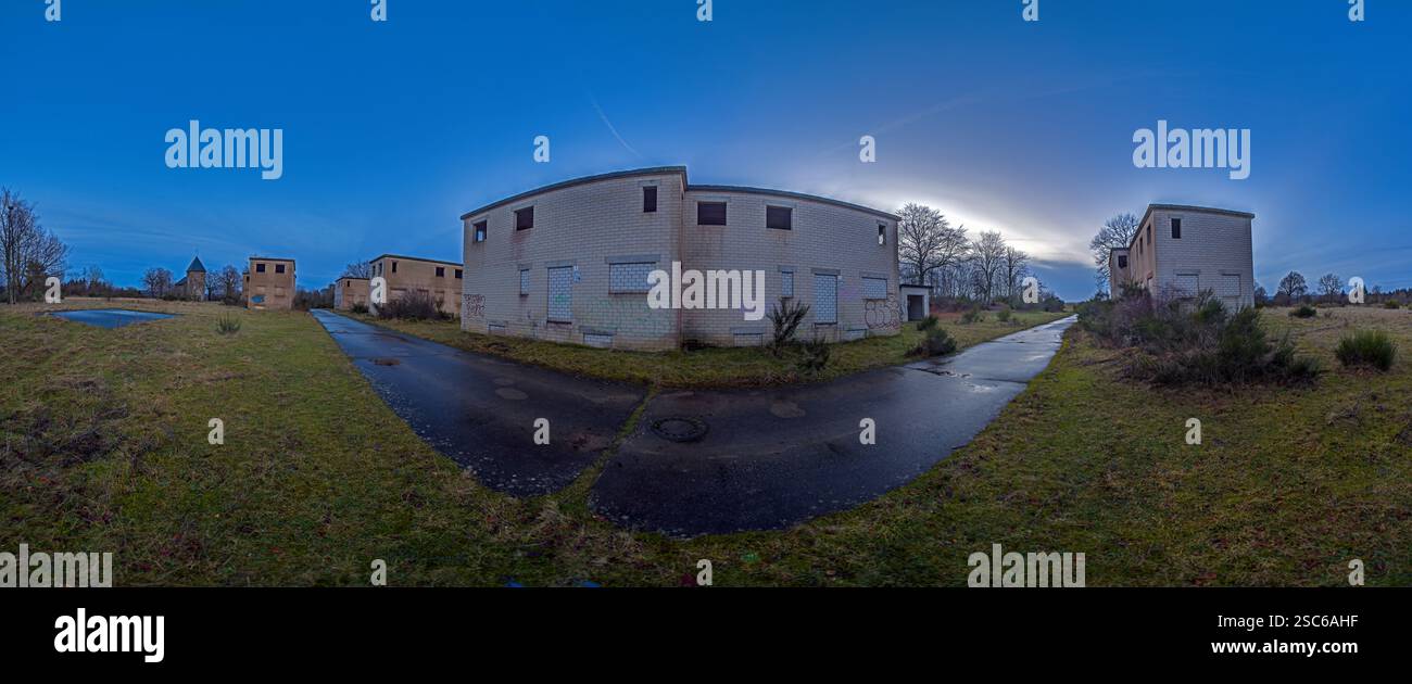 Villaggio abbandonato di Wollseifen al crepuscolo con un cielo spettacolare e rovine storiche in inverno Foto Stock