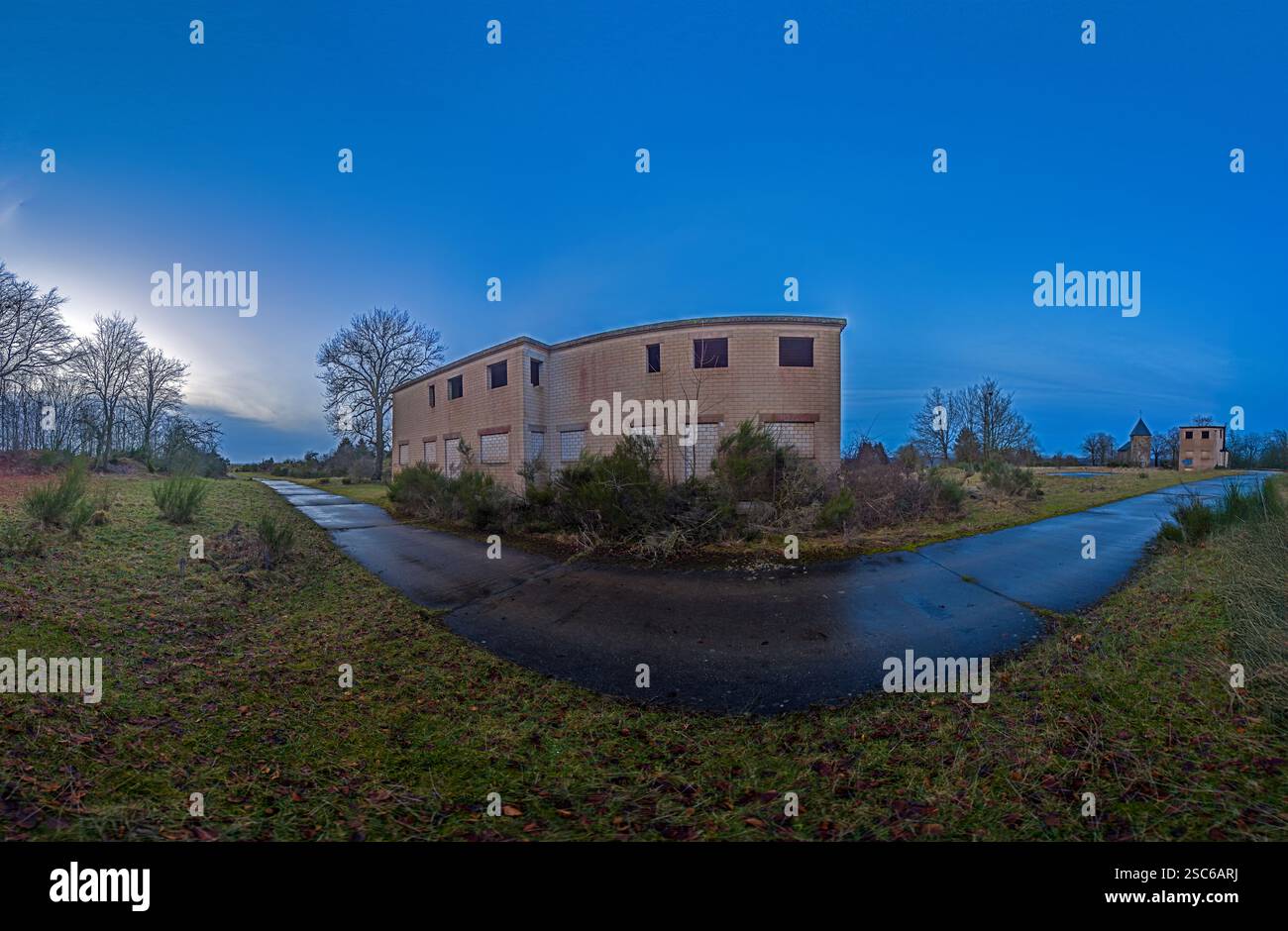Villaggio abbandonato di Wollseifen al crepuscolo con un cielo spettacolare e rovine storiche in inverno Foto Stock