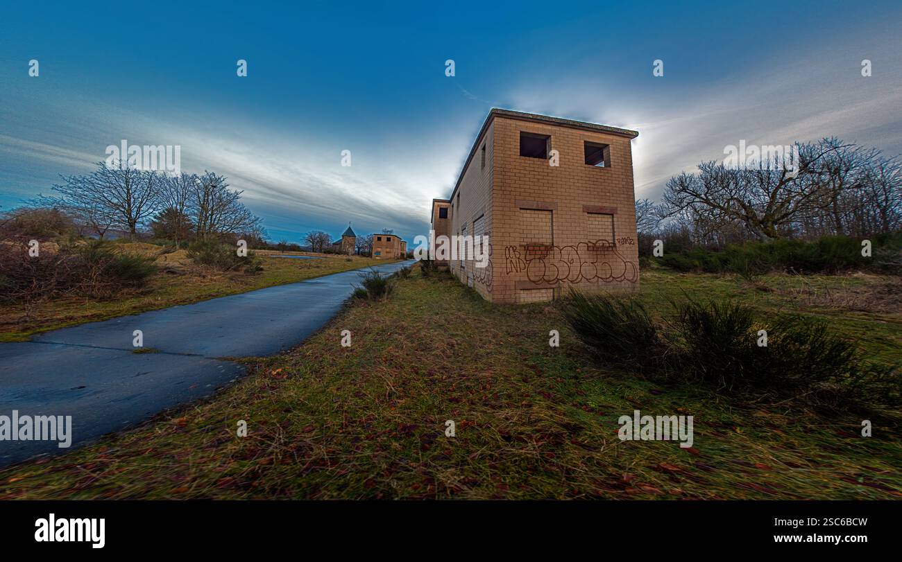 Villaggio abbandonato di Wollseifen al crepuscolo con un cielo spettacolare e rovine storiche in inverno Foto Stock