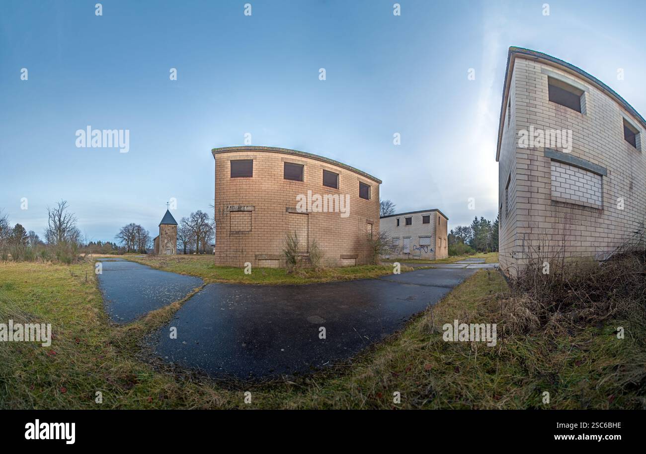 Villaggio abbandonato di Wollseifen al crepuscolo con un cielo spettacolare e rovine storiche in inverno Foto Stock