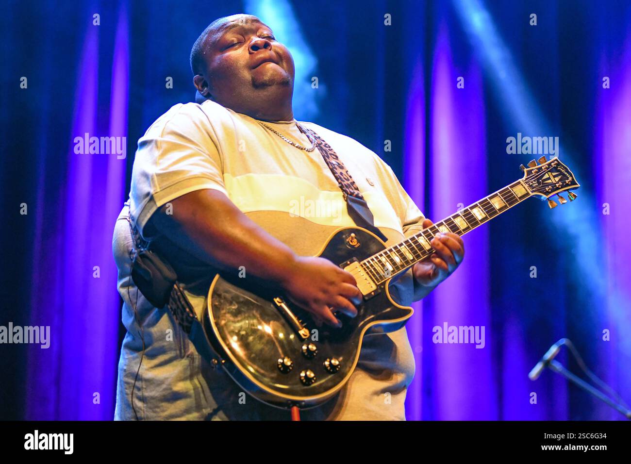 Christone 'Kingfish' Ingram (chitarrista blues e cantante), che si esibisce dal vivo Foto Stock