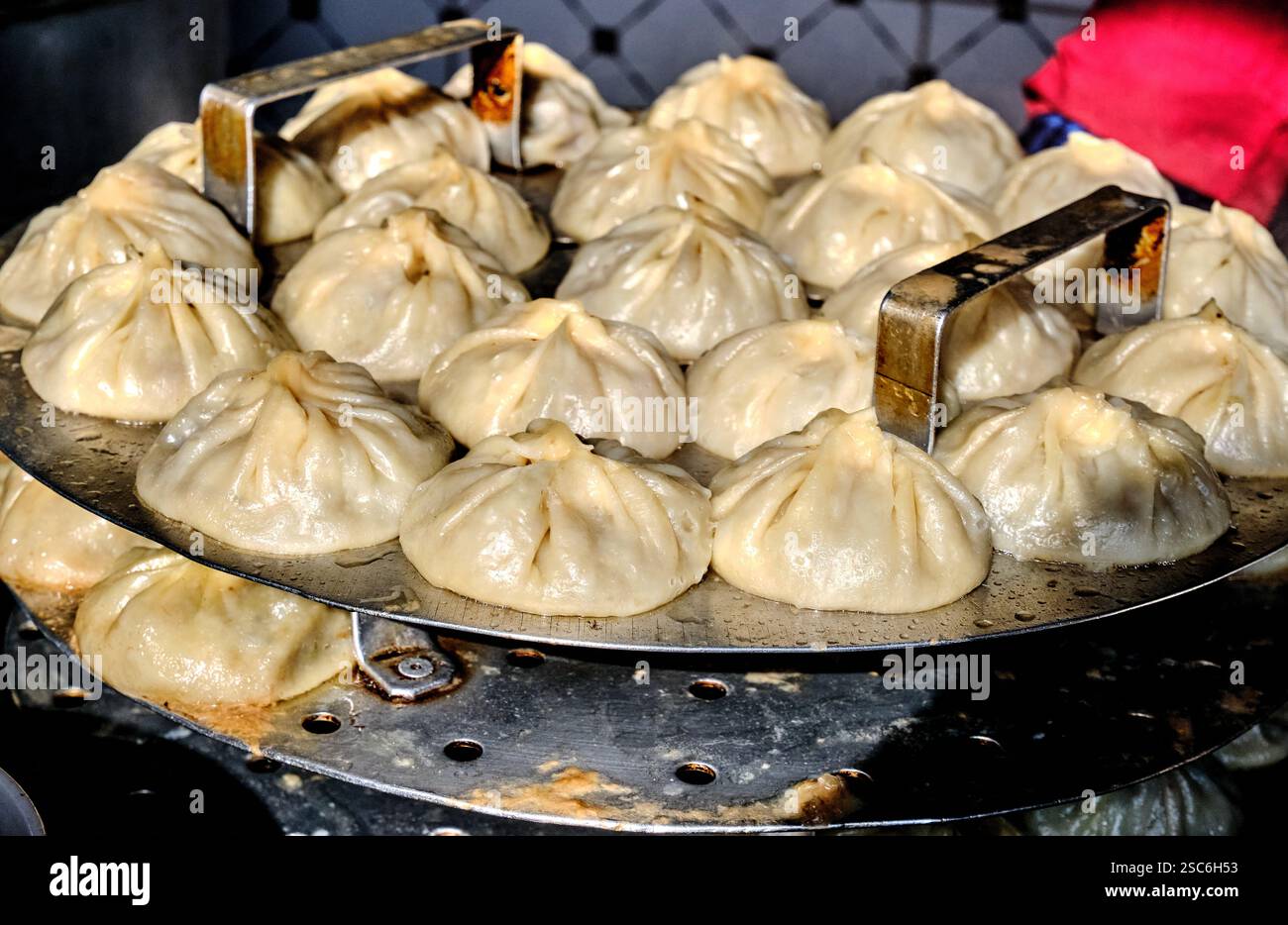 L'immagine mostra il Manty, un piatto tradizionale della cucina dell'Asia centrale, cotto al vapore alla perfezione Foto Stock