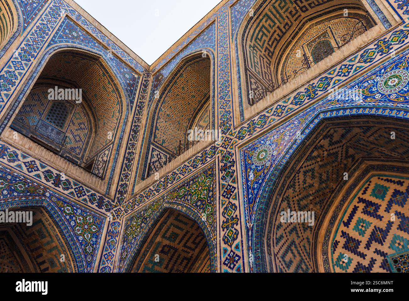 Esterno della Madrasa Ulugh Beg, angolo del cortile interno. Piazza Registan, Samarcanda, Uzbekistan Foto Stock
