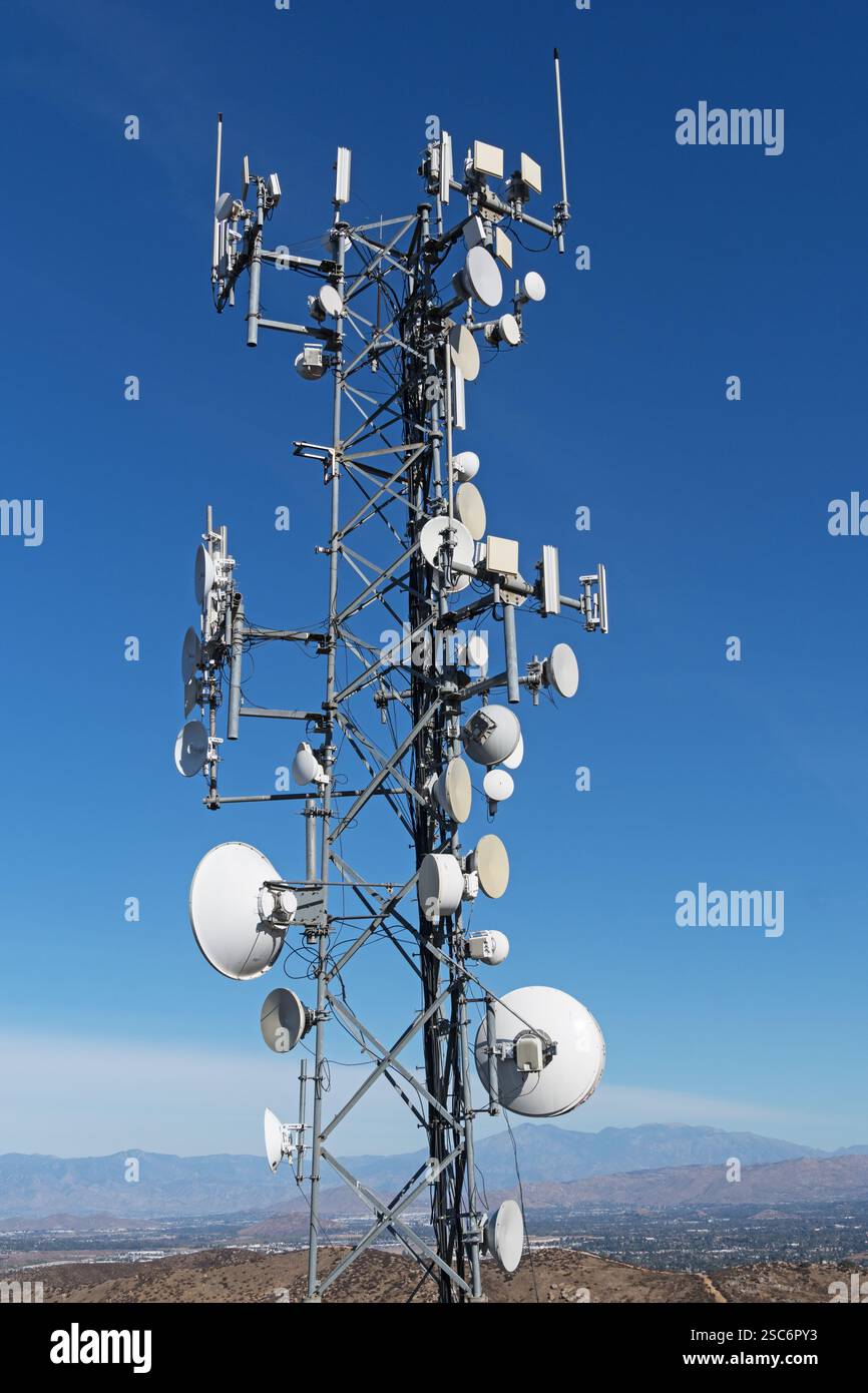torre per telecomunicazioni con antenne in cima a una montagna Foto Stock