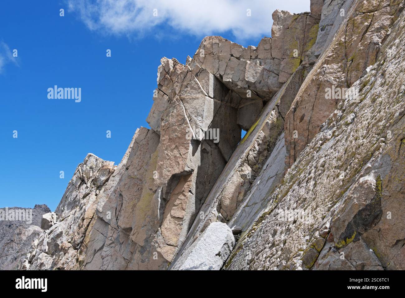 Cresta di granito frastagliata con arco a Point Powell nelle Sierra Nevada Mountains della California Foto Stock