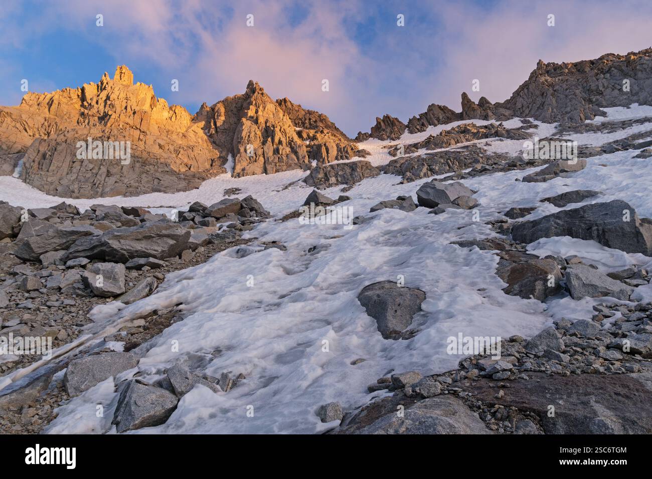 Alto 13364 metri, il Monte Powell, dal versante nord-ovest in autunno Foto Stock