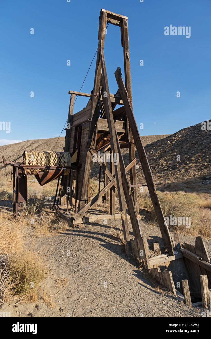 Vecchia testa di miniera di legno nel Parco Nazionale della Valle della morte Foto Stock