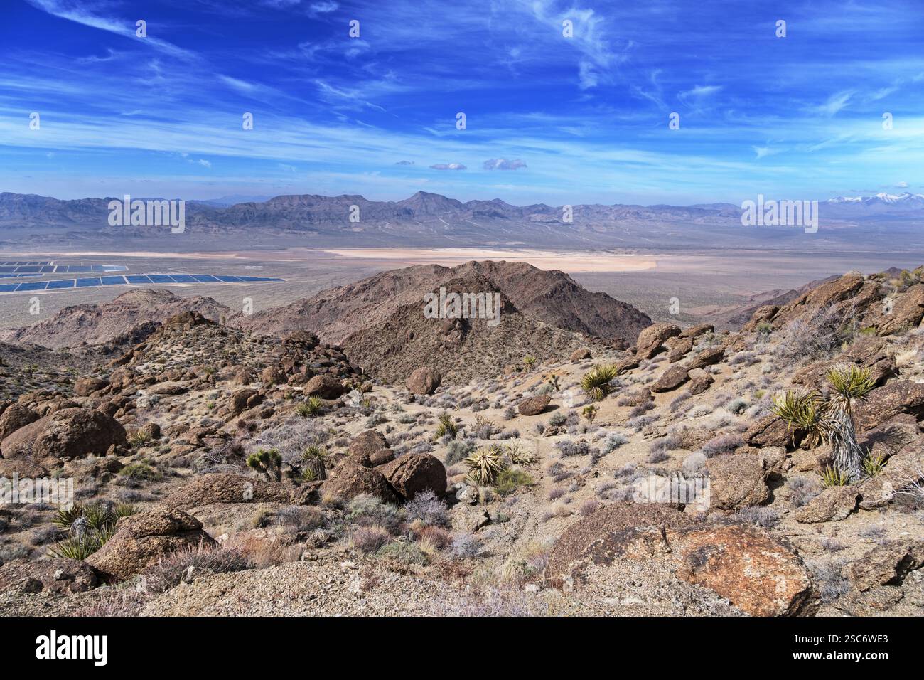 Vista dalle montagne desertiche Lucy Gray a est di Primm, Nevada Foto Stock