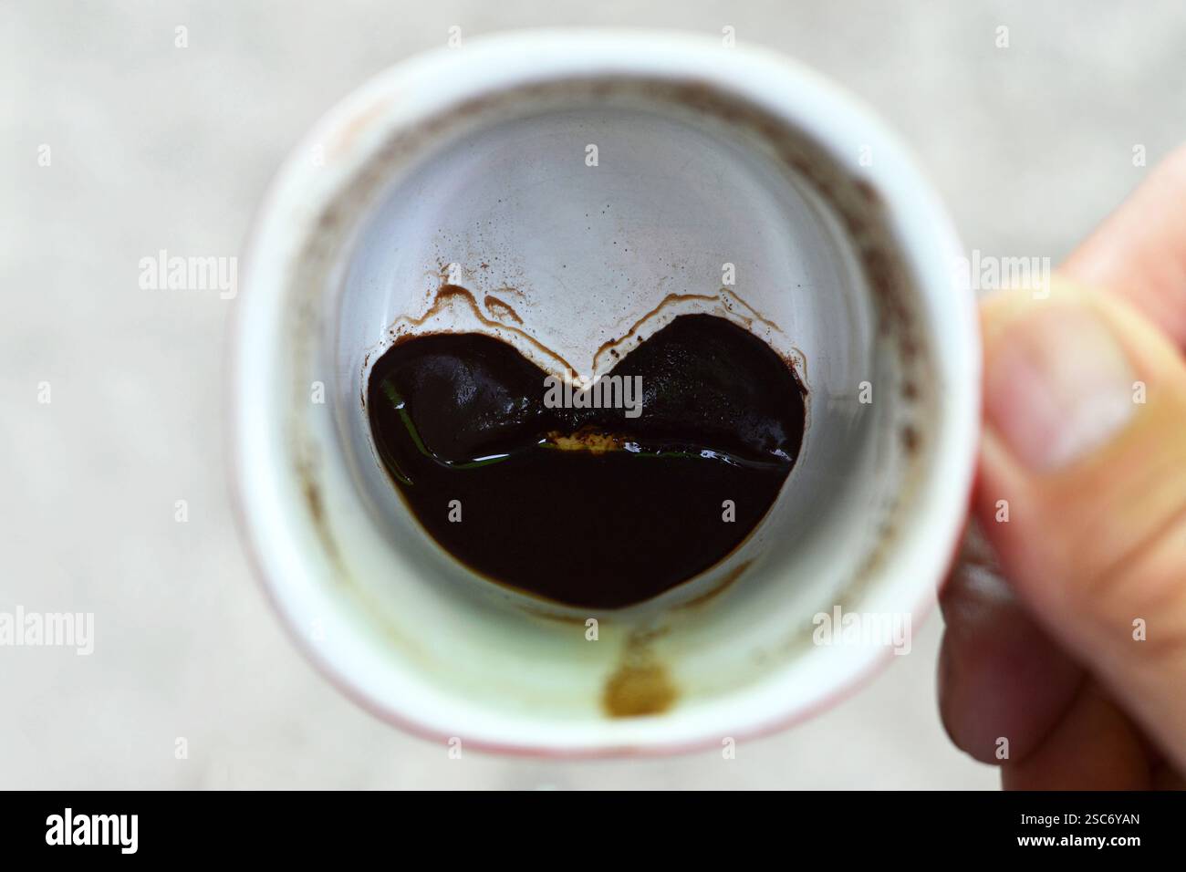 Forma a cuore fatta di fondi di caffè Foto Stock