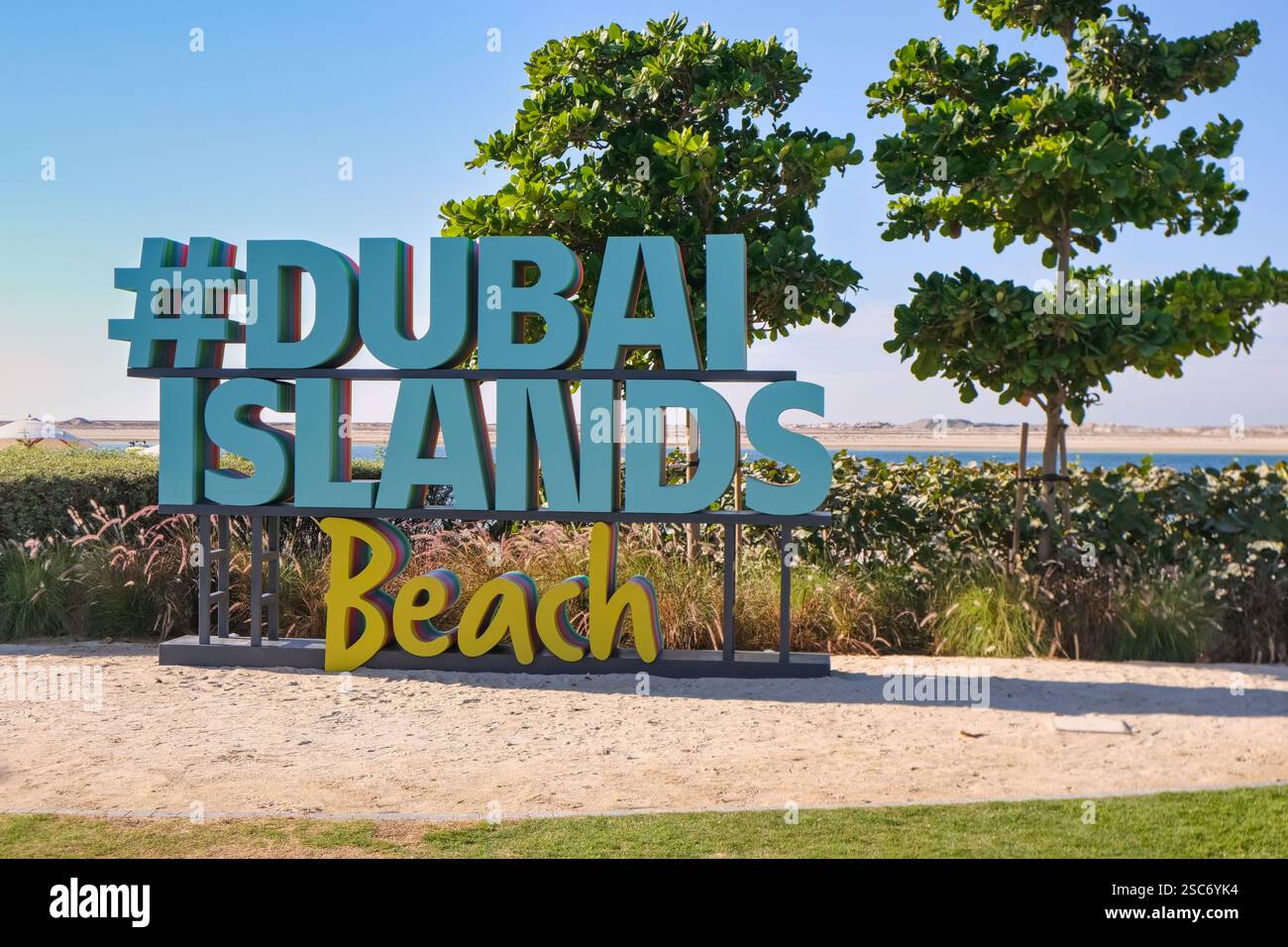 Dubai, Emirati Arabi Uniti - 12 gennaio 2025: Nuova area in via di sviluppo, area delle isole di Dubai, cartellone hashtag sulla nuova spiaggia pubblica per famiglie e animali domestici ammessi. Foto Stock
