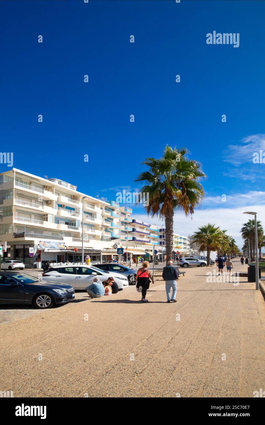 Avenue Infante de Sagres, passeggiata lungo la spiaggia di Quarteira, Algarve, Portogallo, Europa Foto Stock
