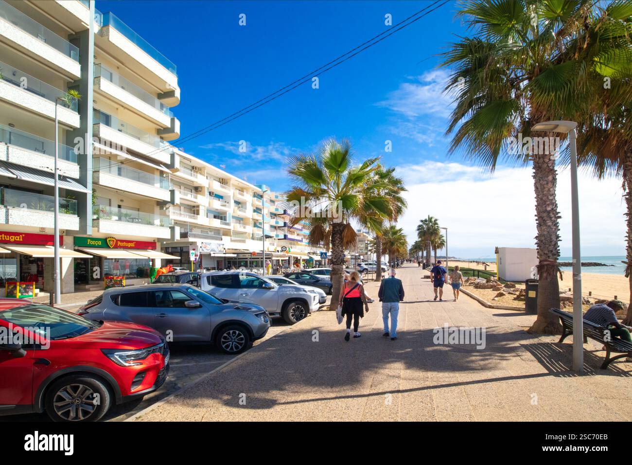 Avenue Infante de Sagres, passeggiata lungo la spiaggia di Quarteira, Algarve, Portogallo, Europa Foto Stock