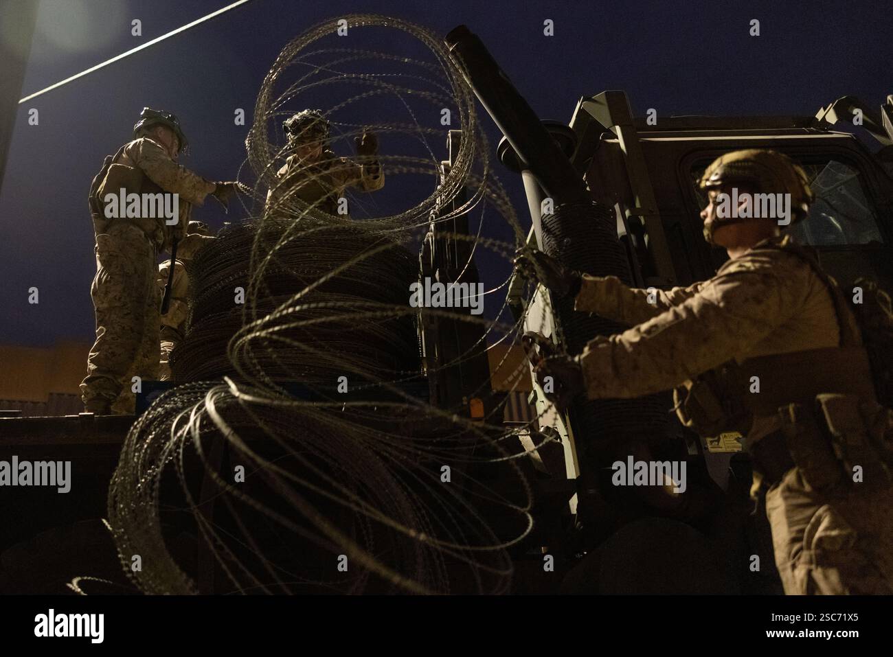 US Marines con 1st Combat Engineer Battalion, 1st Marine Division, prepararsi a schierare filo di concertina lungo il confine meridionale vicino a San Ysidro, California, 25 gennaio 2025. Il comando del Nord degli Stati Uniti sta collaborando con il Dipartimento della sicurezza interna con l'installazione di barriere fisiche temporanee per aggiungere ulteriore sicurezza che limiterà i valichi di frontiera illegali. (Foto del corpo dei Marines degli Stati Uniti del sergente Kyle Chan) Foto Stock
