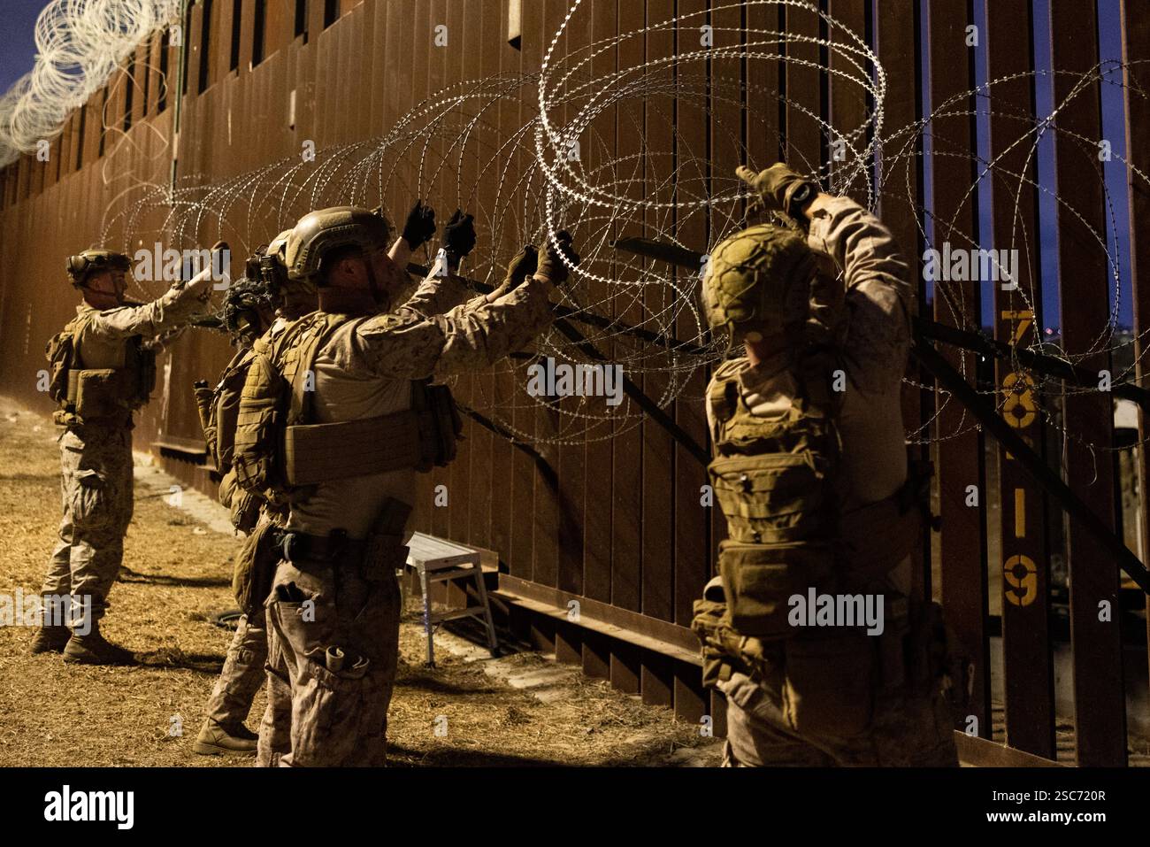 U.S. Marines con 1st Combat Engineer Battalion, 1st Marine Division, dispiegano filo di concertina lungo la barriera protettiva del confine meridionale vicino a San Ysidro, California, 25 gennaio 2025. Il comando del Nord degli Stati Uniti sta collaborando con il Dipartimento della sicurezza interna con l'installazione di barriere fisiche temporanee per aggiungere ulteriore sicurezza che limiterà i valichi di frontiera illegali. (Foto del corpo dei Marines degli Stati Uniti del sergente Kyle Chan) Foto Stock